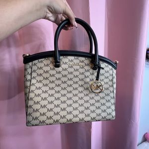 MICHEAL KORS hand bag/ crossbody !